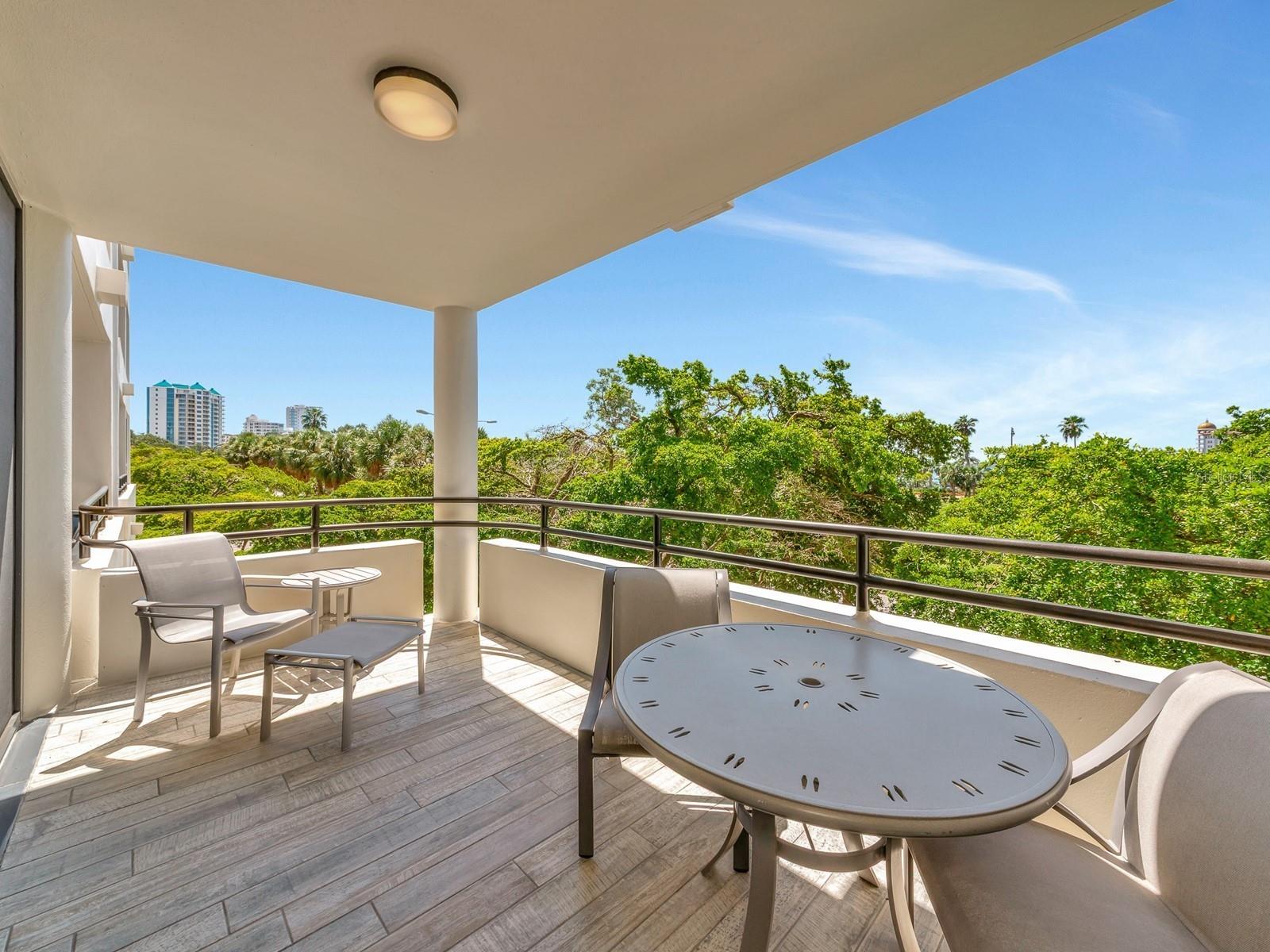 Image 20 of 100 For 1255 Gulfstream Avenue 204