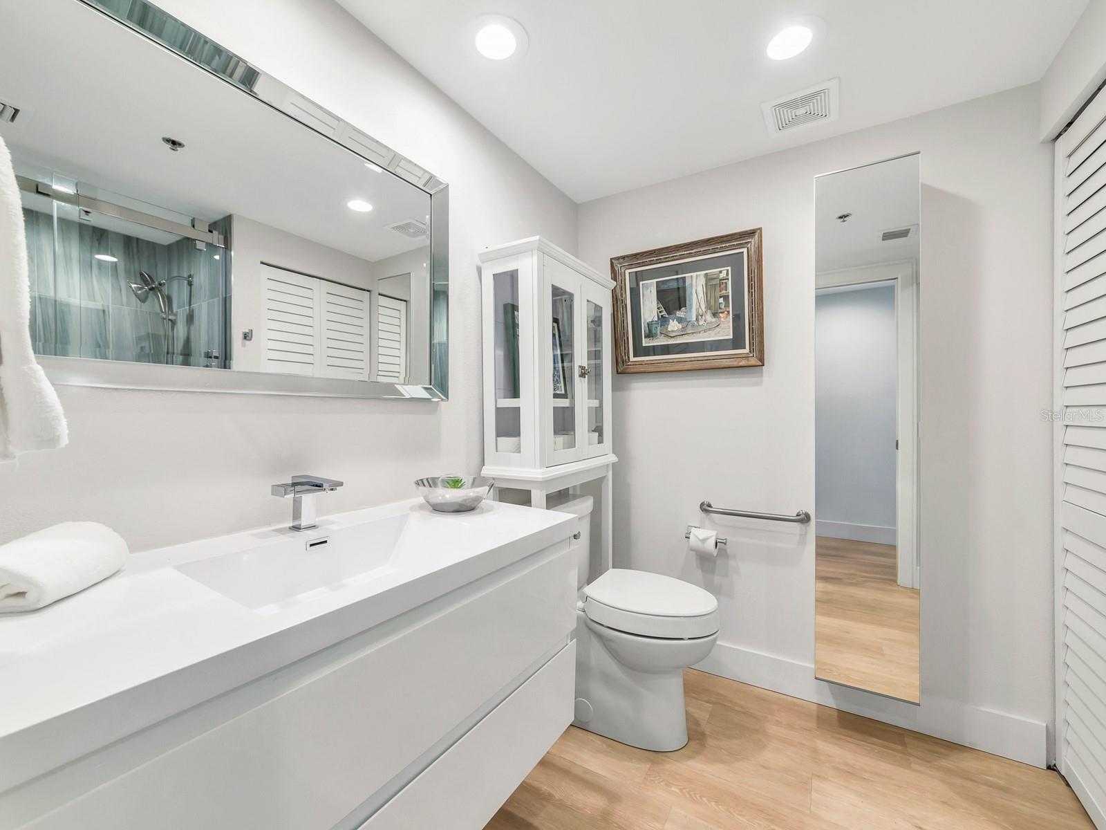 Image 23 of 100 For 1255 Gulfstream Avenue 204