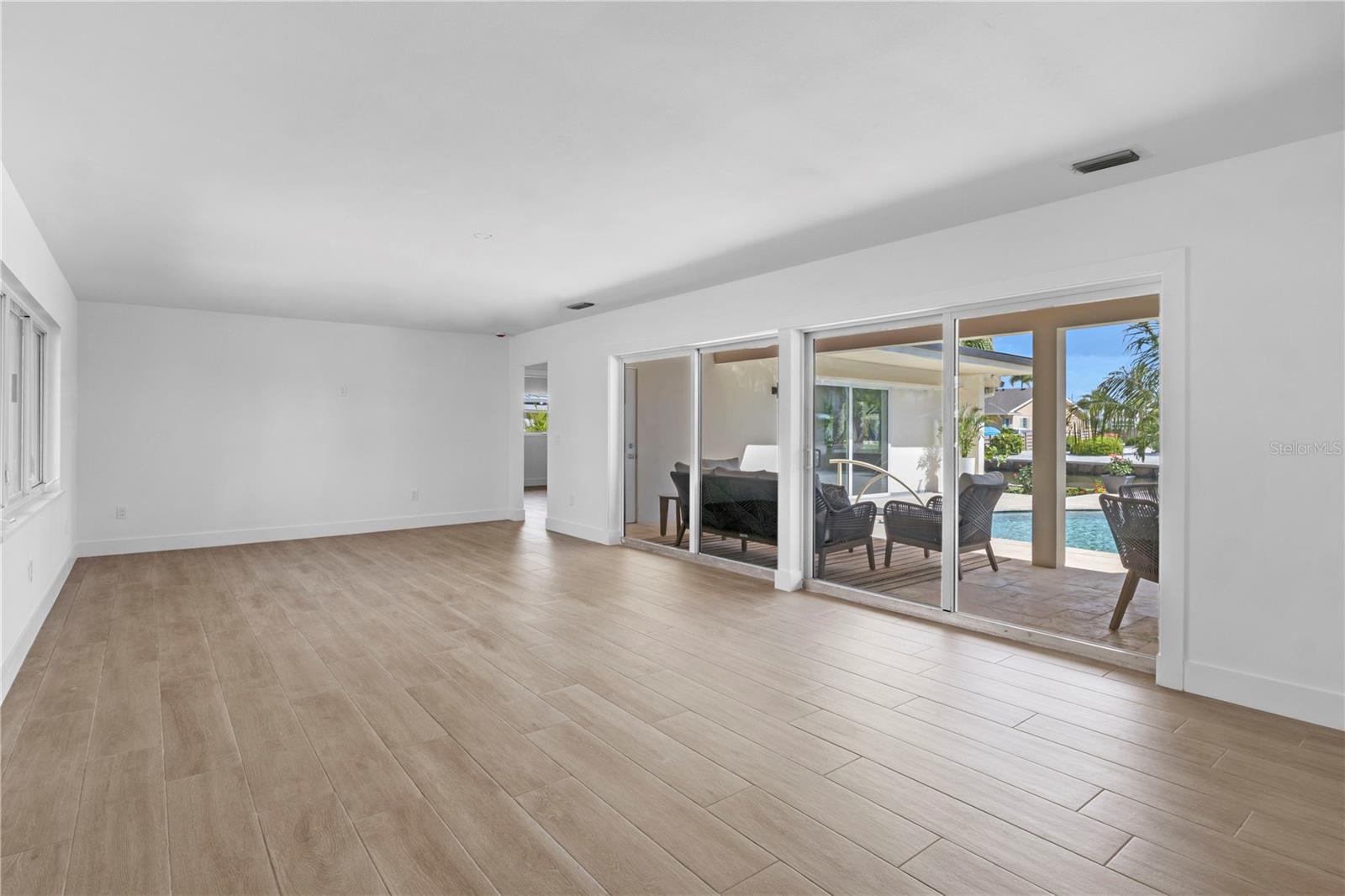 Image 14 of 81 For 624 Dundee Lane