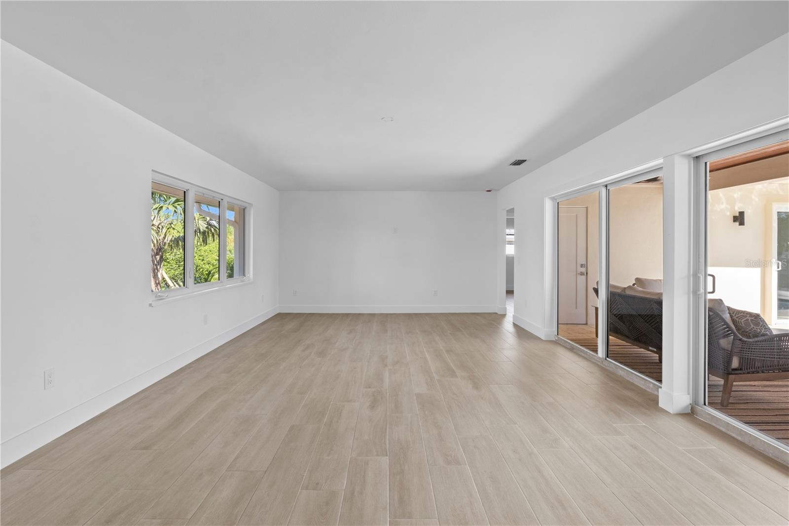 Image 15 of 81 For 624 Dundee Lane