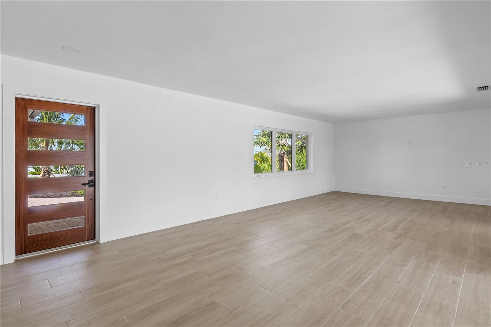 Image 16 of 81 For 624 Dundee Lane