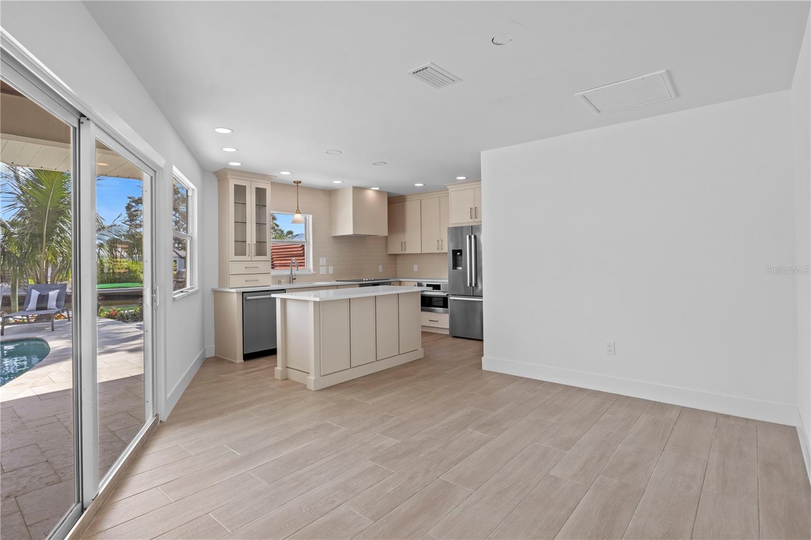 Image 18 of 81 For 624 Dundee Lane