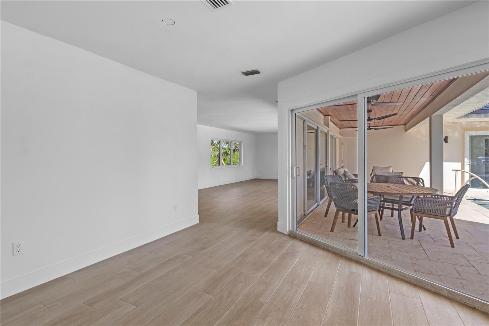 Image 20 of 81 For 624 Dundee Lane