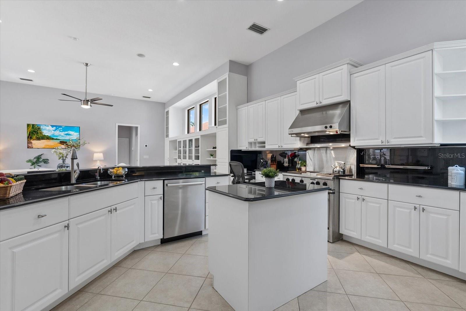 Image 16 of 79 For 13876 Siena Loop