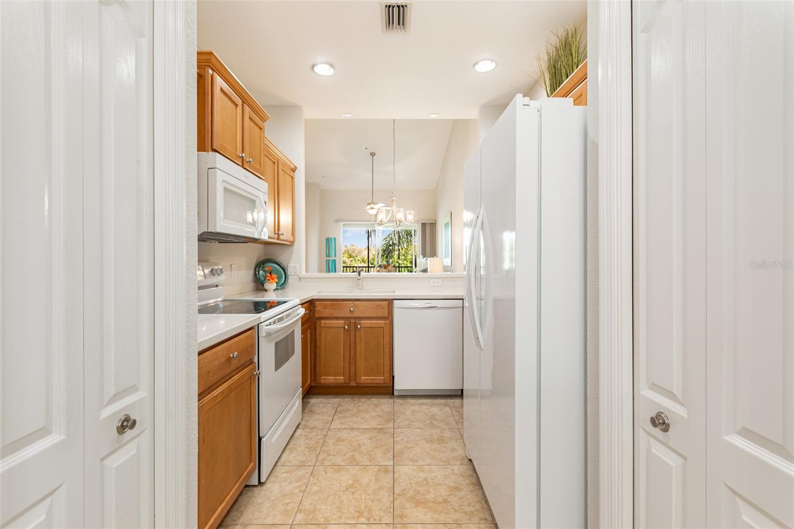 Image 12 of 66 For 1011 Fairwaycove Lane 201