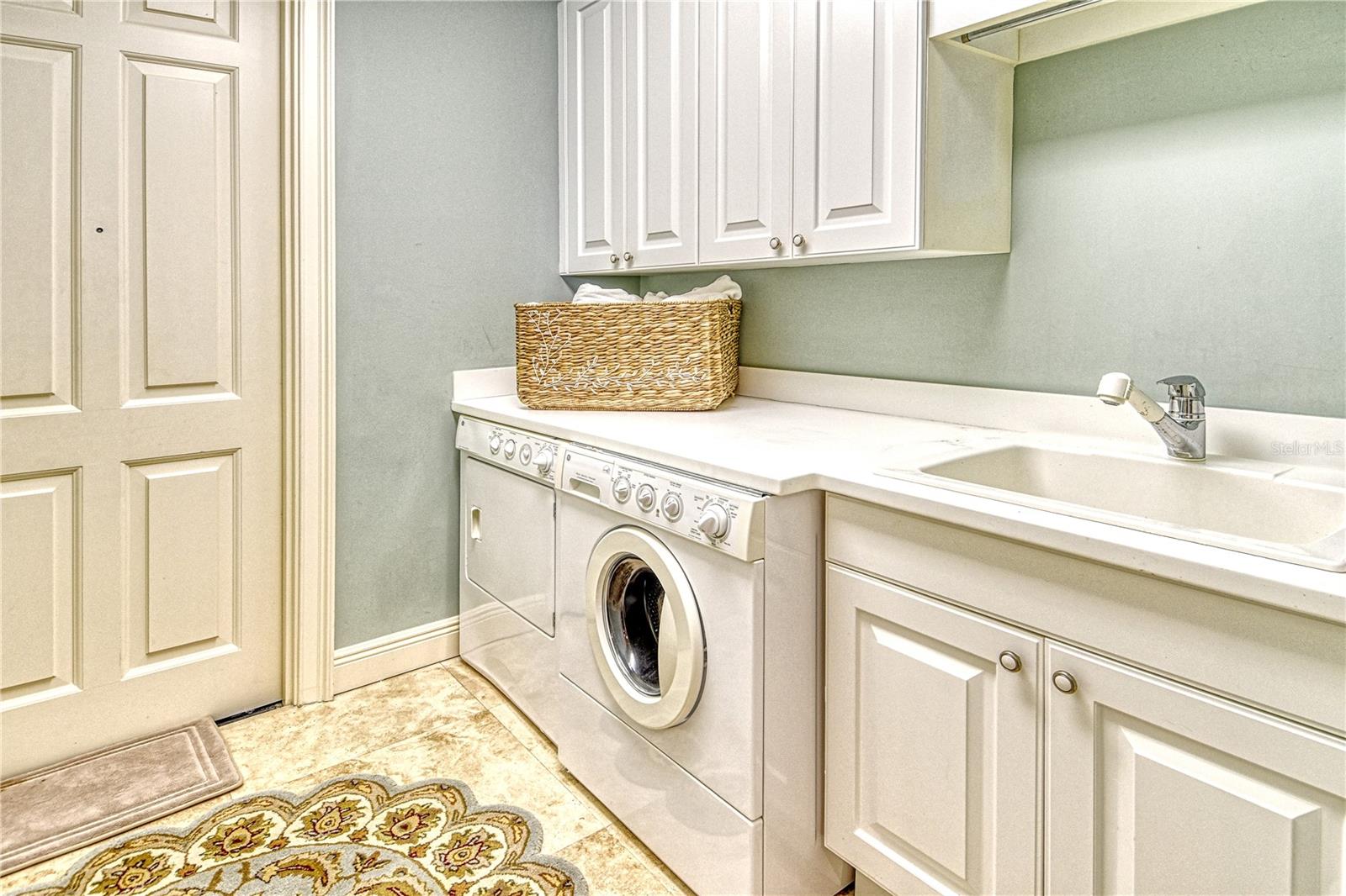 Image 36 of 75 For 1300 Benjamin Franklin Drive 709