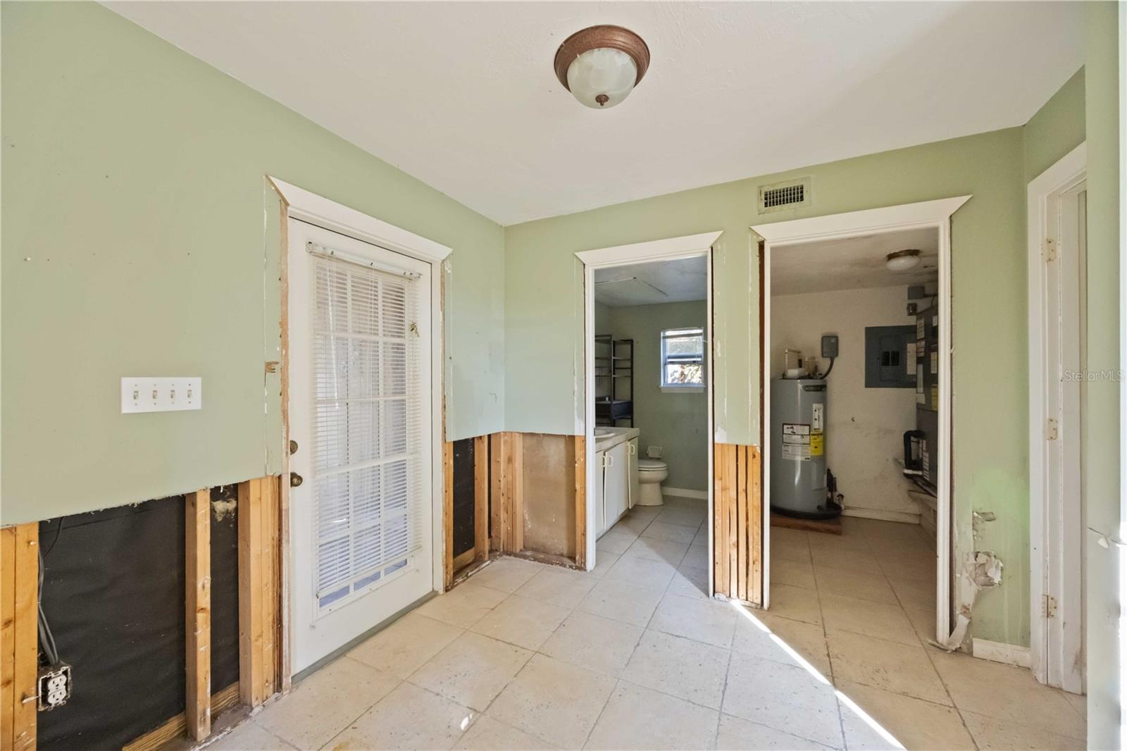 Image 17 of 64 For 860 Beneva Road