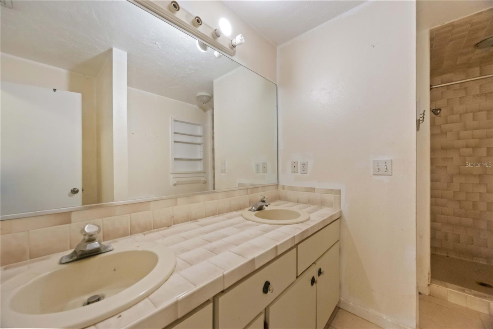 Image 29 of 64 For 860 Beneva Road