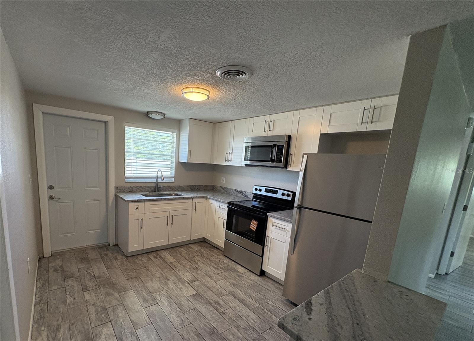 Image 3 of 17 For 302 Colonia Lane E