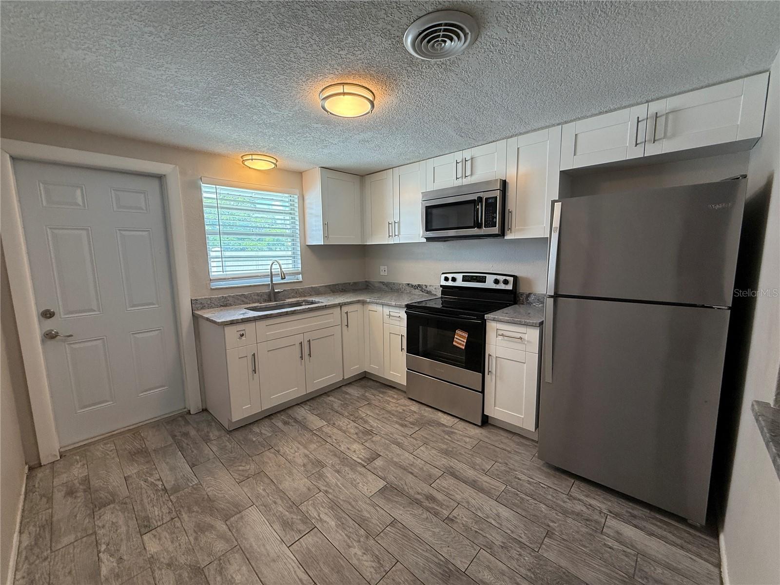 Image 4 of 17 For 302 Colonia Lane E