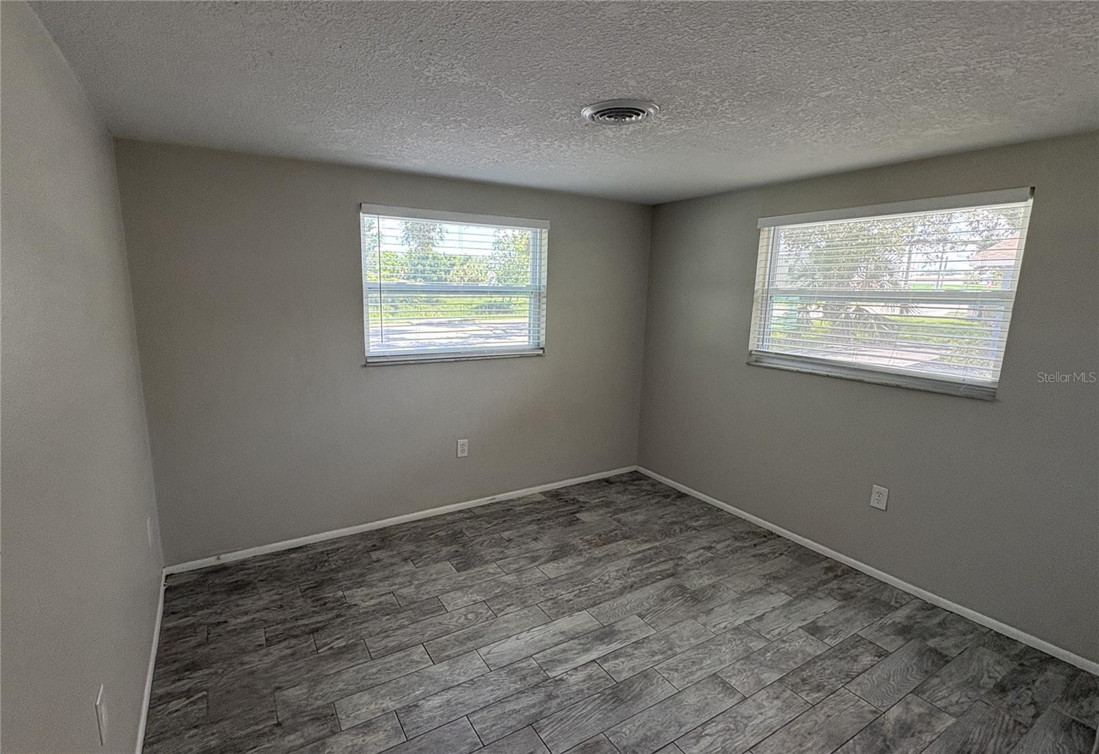 Image 6 of 17 For 302 Colonia Lane E