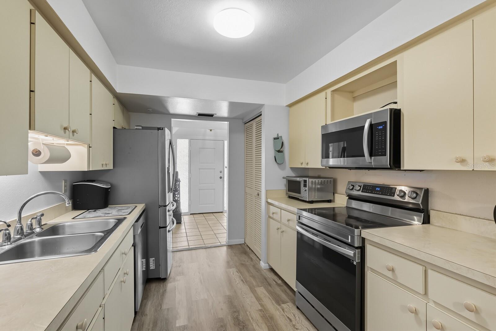 Image 10 of 25 For 4424 Meadow Creek Circle