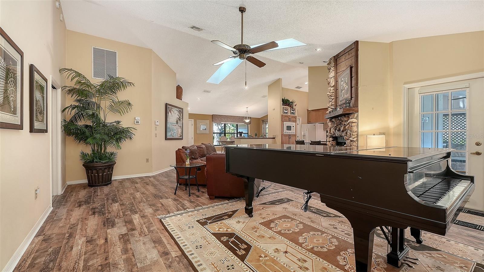 Image 12 of 68 For 4390 Woodview Drive