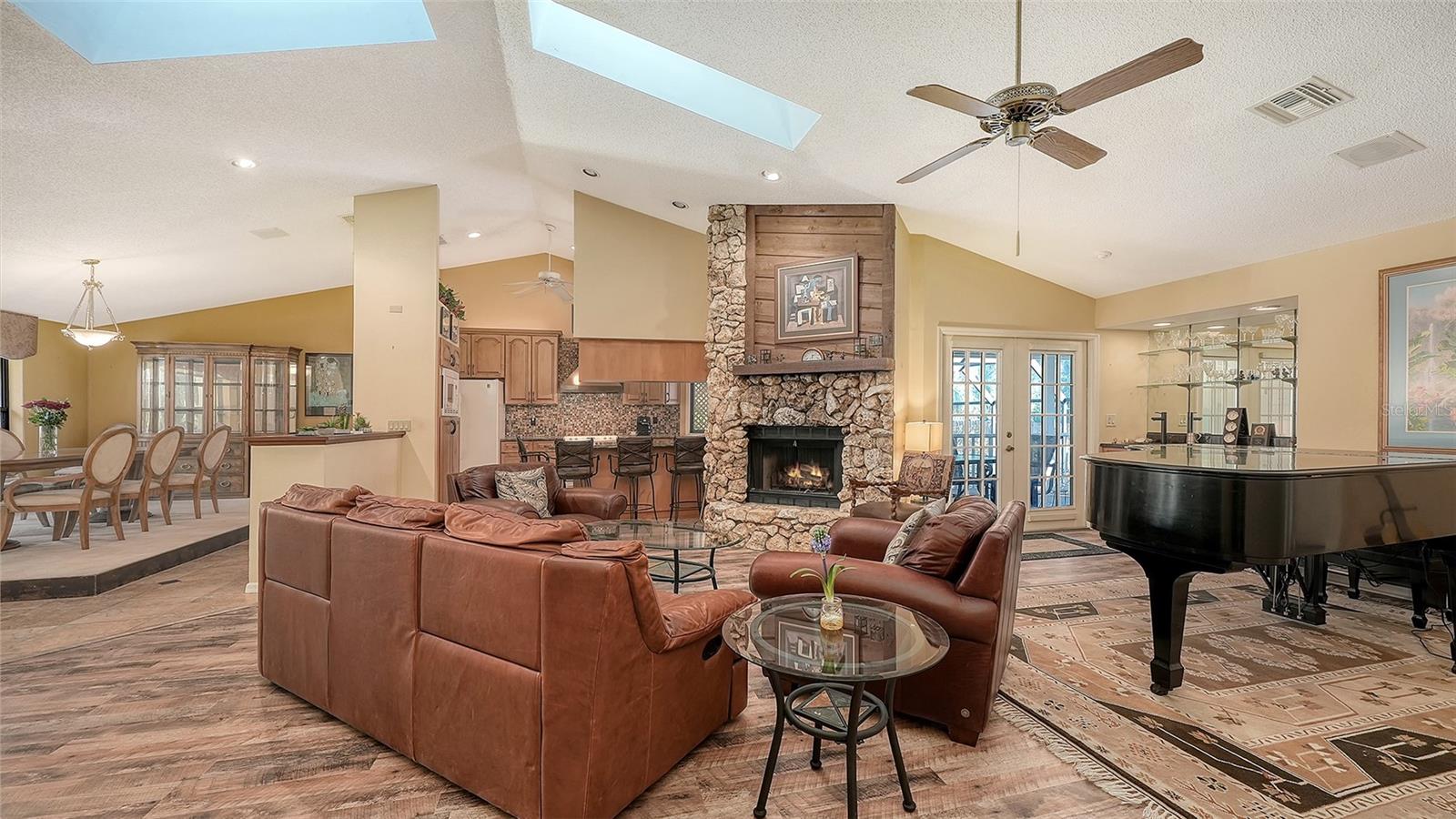 Image 9 of 68 For 4390 Woodview Drive