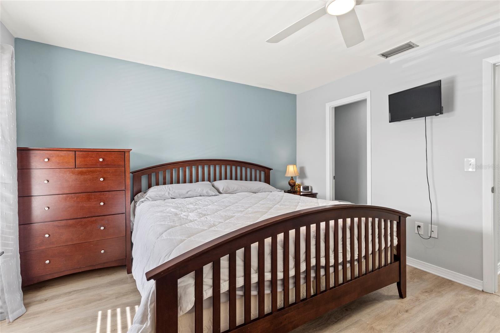 Image 21 of 41 For 3602 54th Street W D4