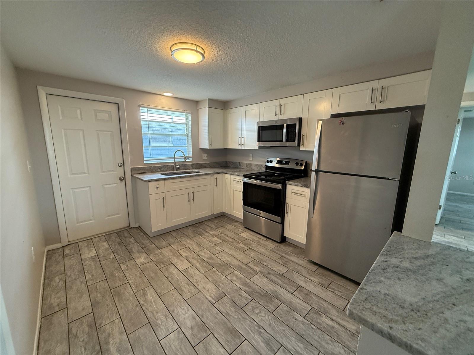 Image 3 of 18 For 308 Colonia Lane E