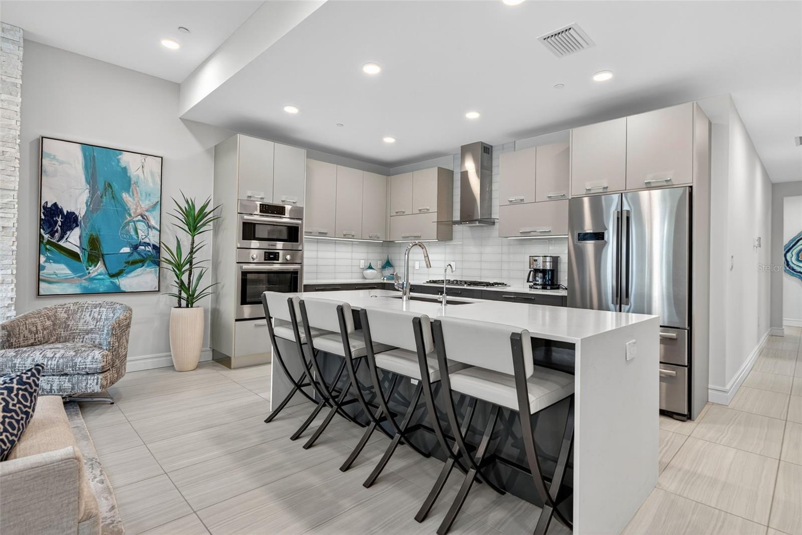 Image 14 of 39 For 711 Palm Avenue 303