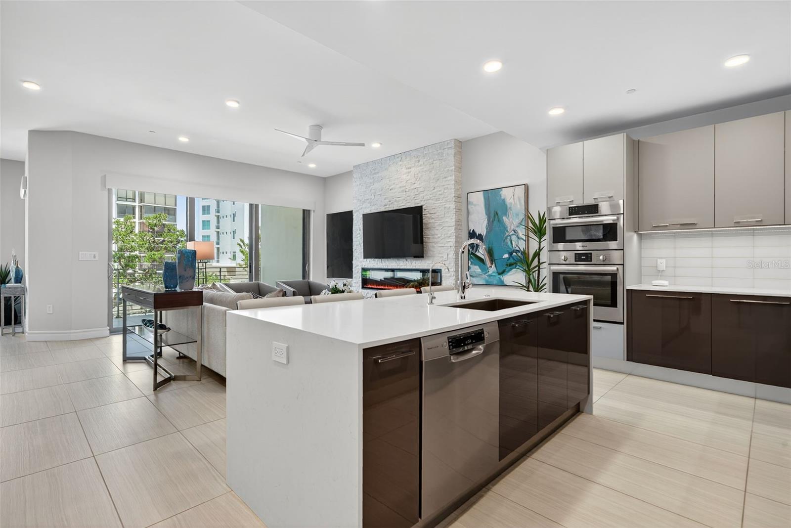 Image 16 of 39 For 711 Palm Avenue 303