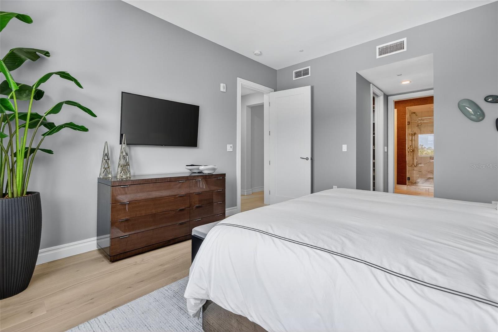 Image 18 of 39 For 711 Palm Avenue 303