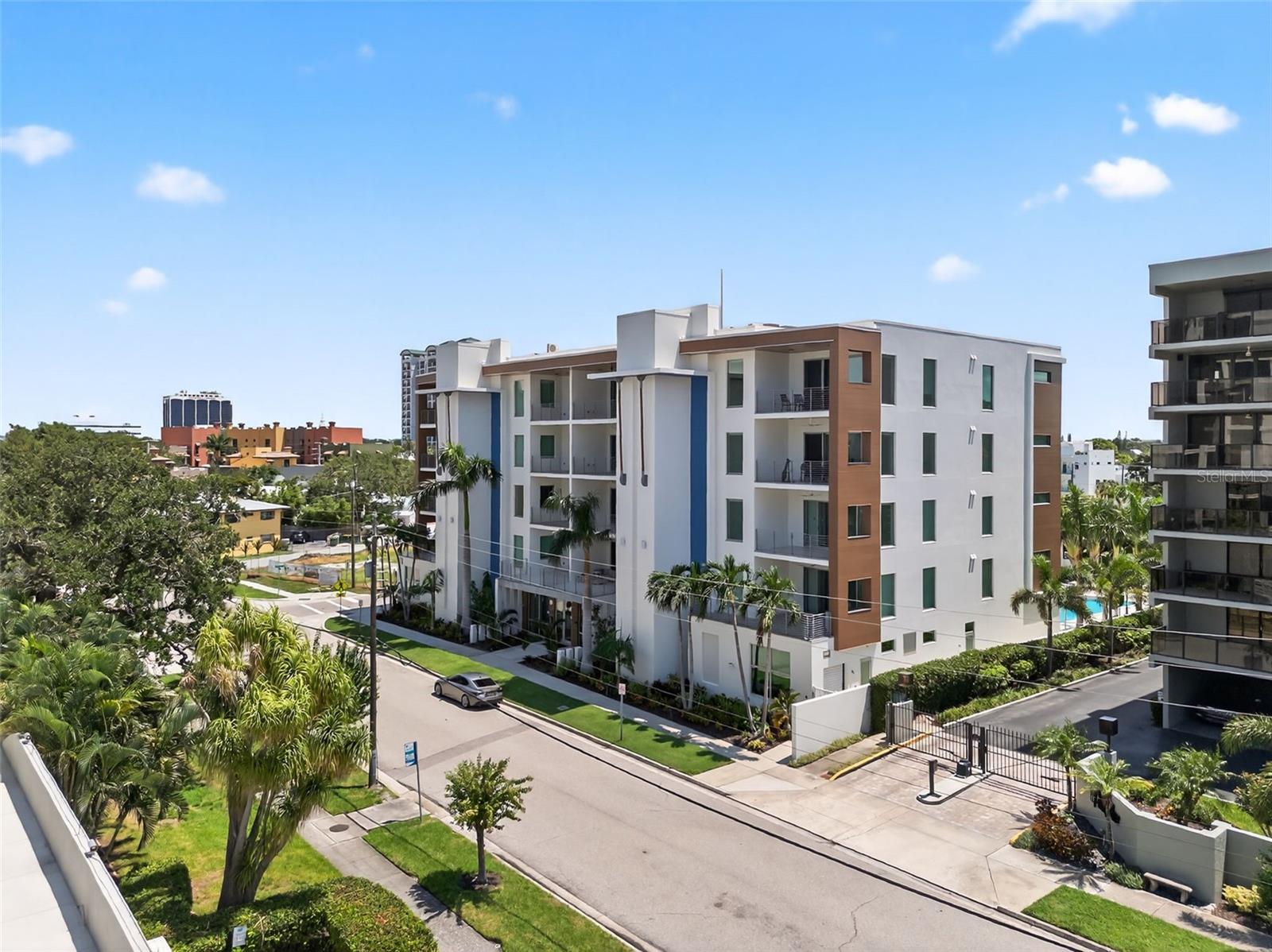 Image 3 of 39 For 711 Palm Avenue 303