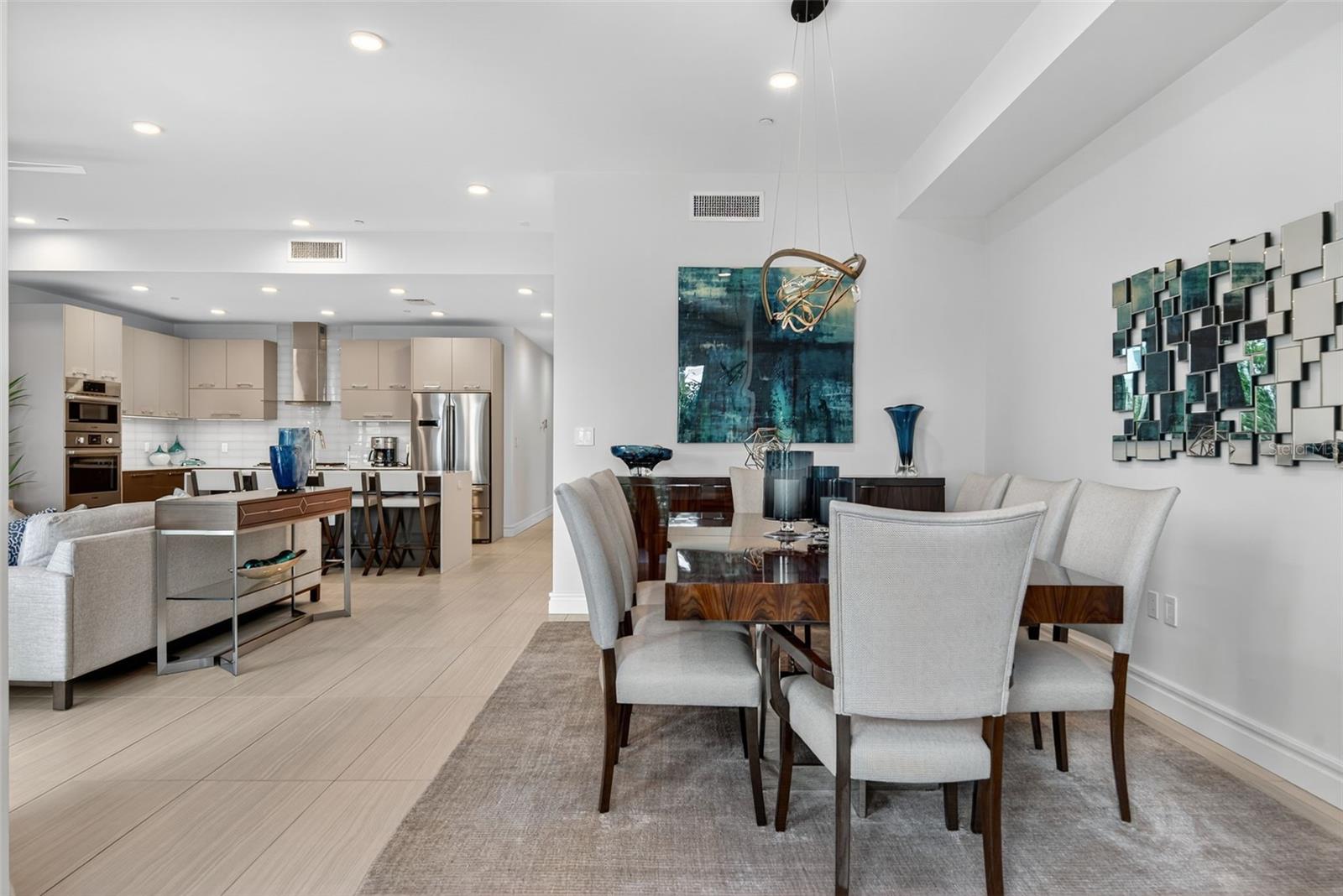 Image 7 of 39 For 711 Palm Avenue 303