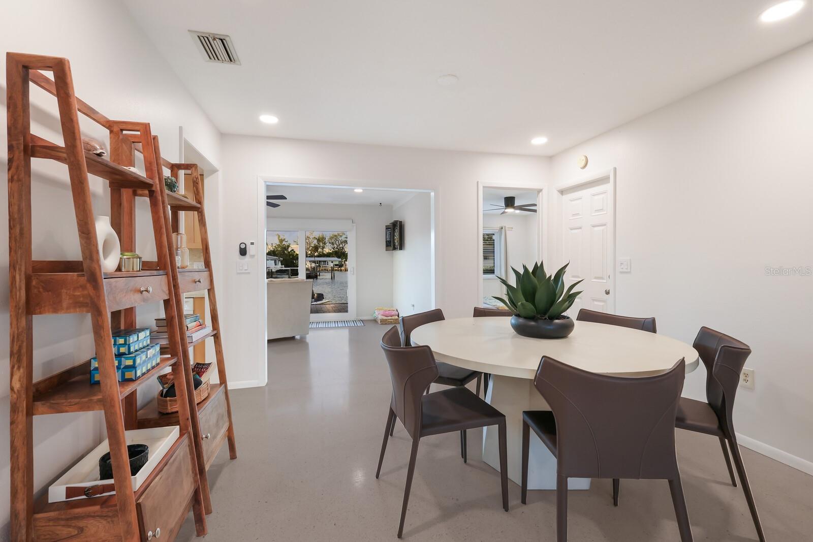 Image 10 of 37 For 10008 Spoonbill Road E