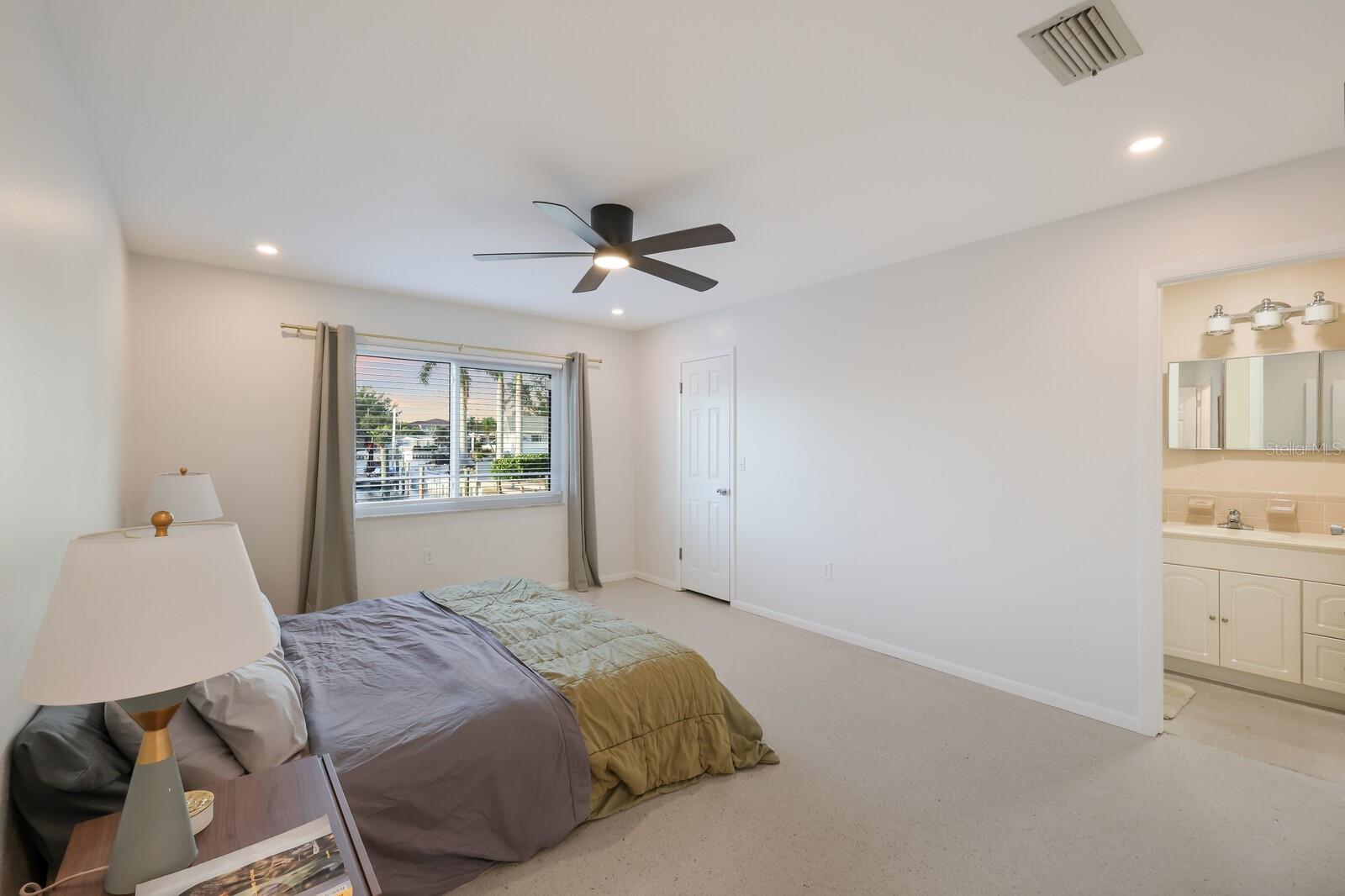 Image 20 of 37 For 10008 Spoonbill Road E