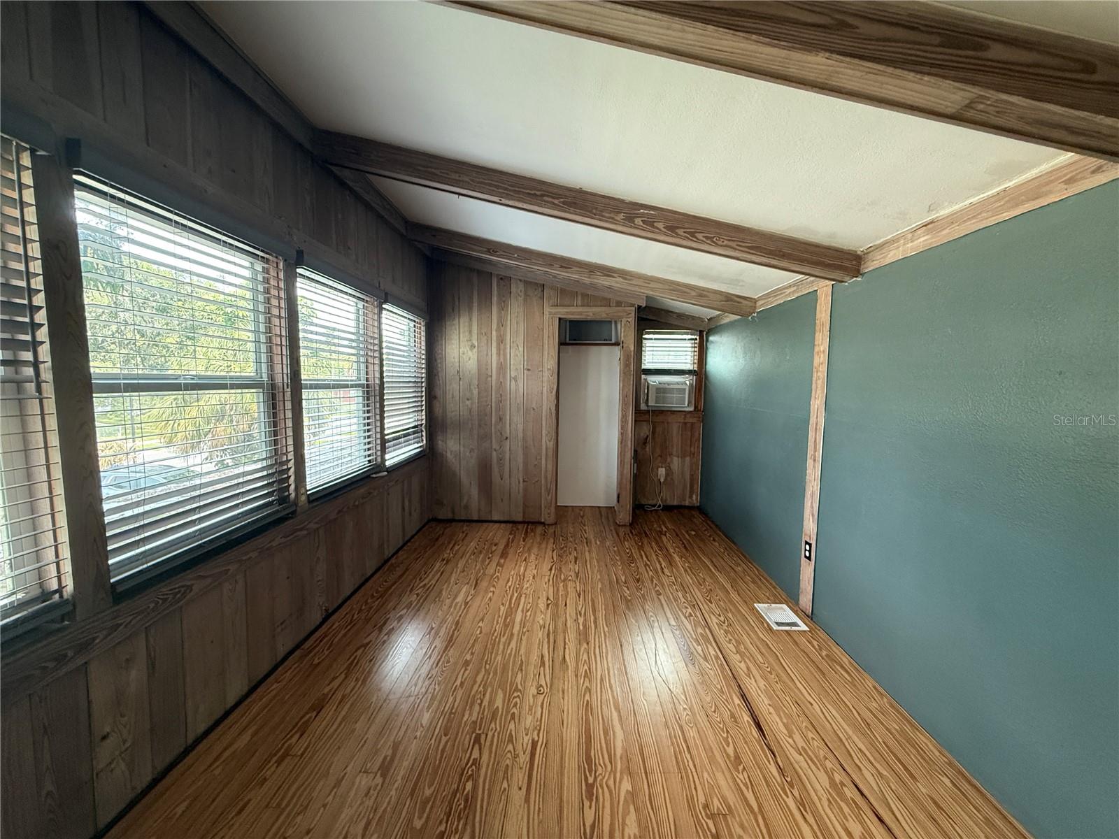 Image 18 of 26 For 217 6th Street E