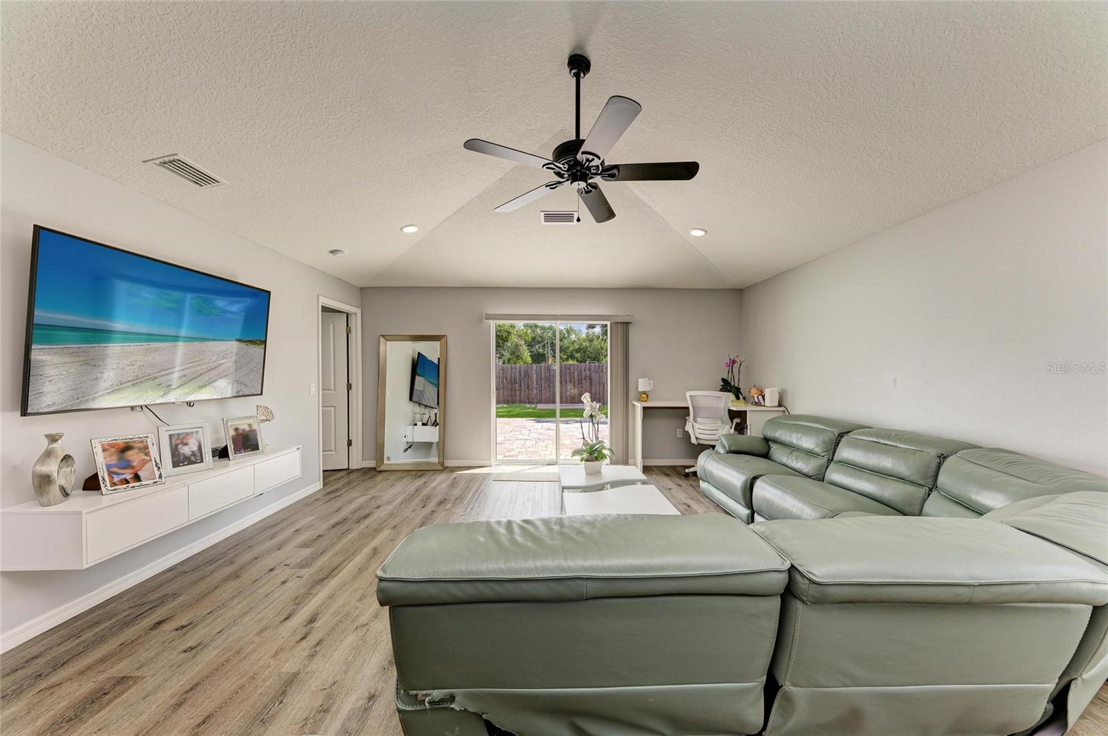 Image 15 of 30 For 827 Bacon Avenue