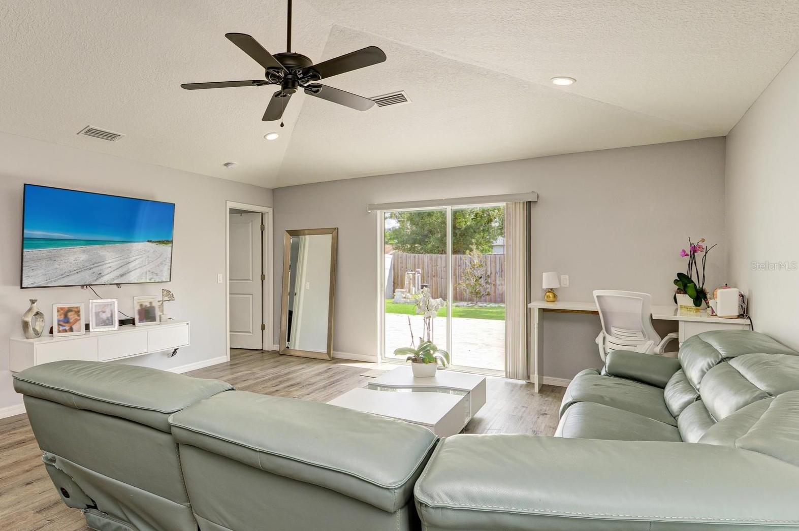 Image 16 of 30 For 827 Bacon Avenue
