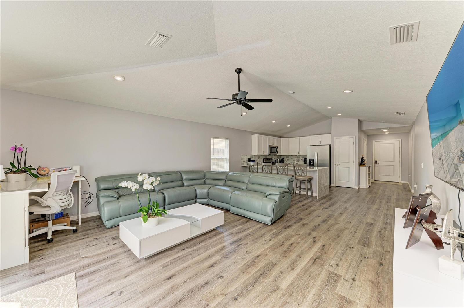 Image 17 of 30 For 827 Bacon Avenue