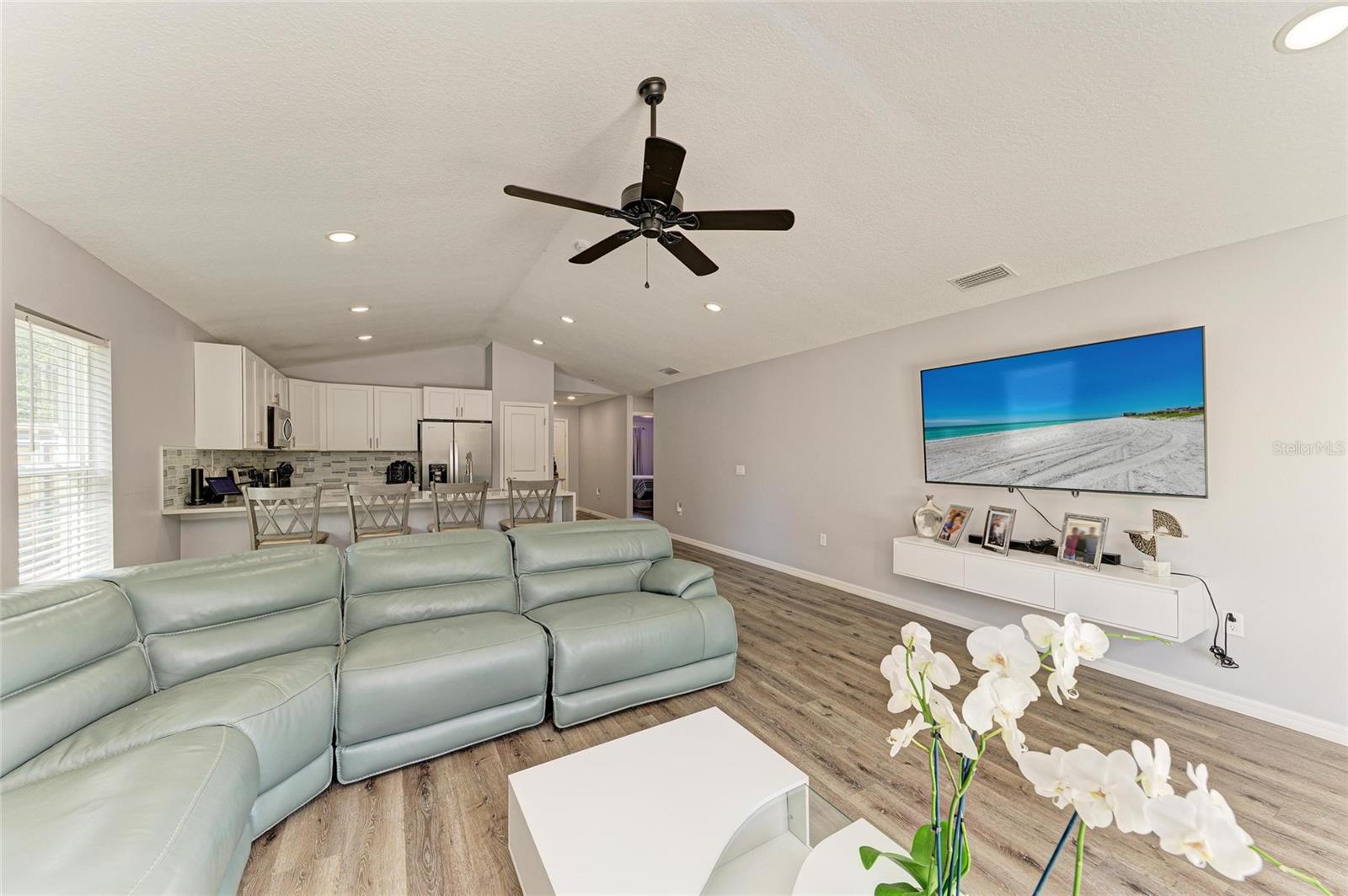 Image 18 of 30 For 827 Bacon Avenue