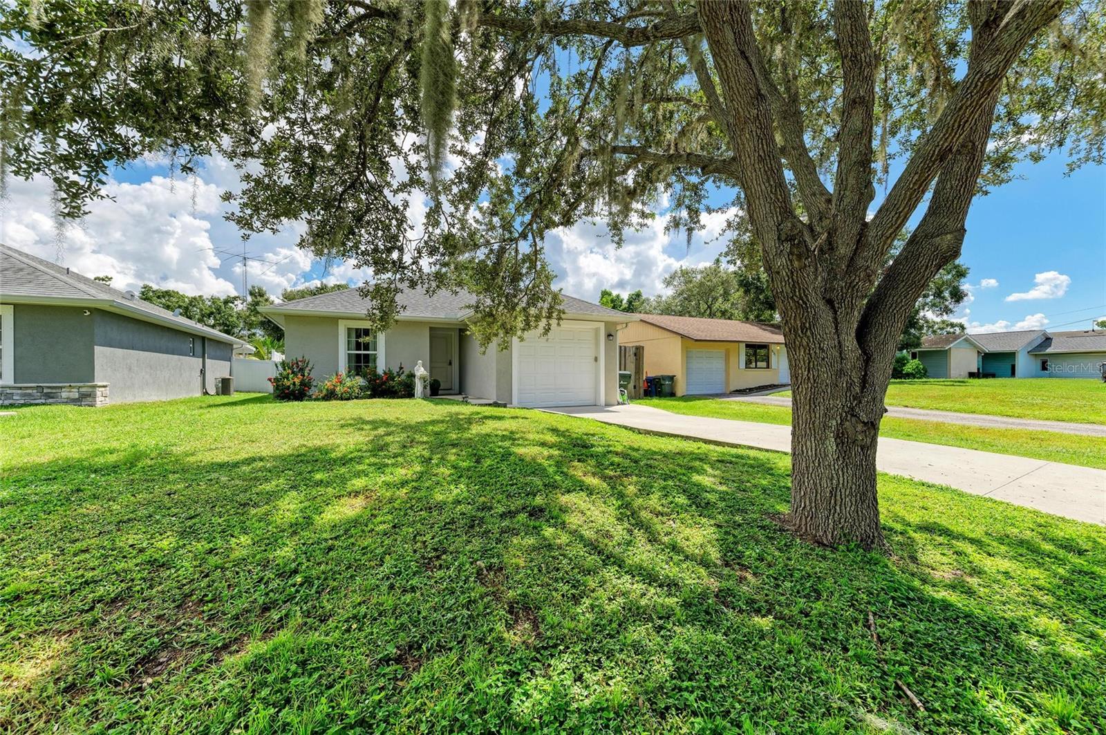 Image 3 of 30 For 827 Bacon Avenue