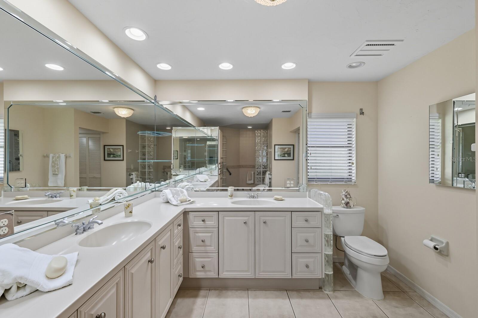 Image 18 of 33 For 3904 Wilshire Court 81