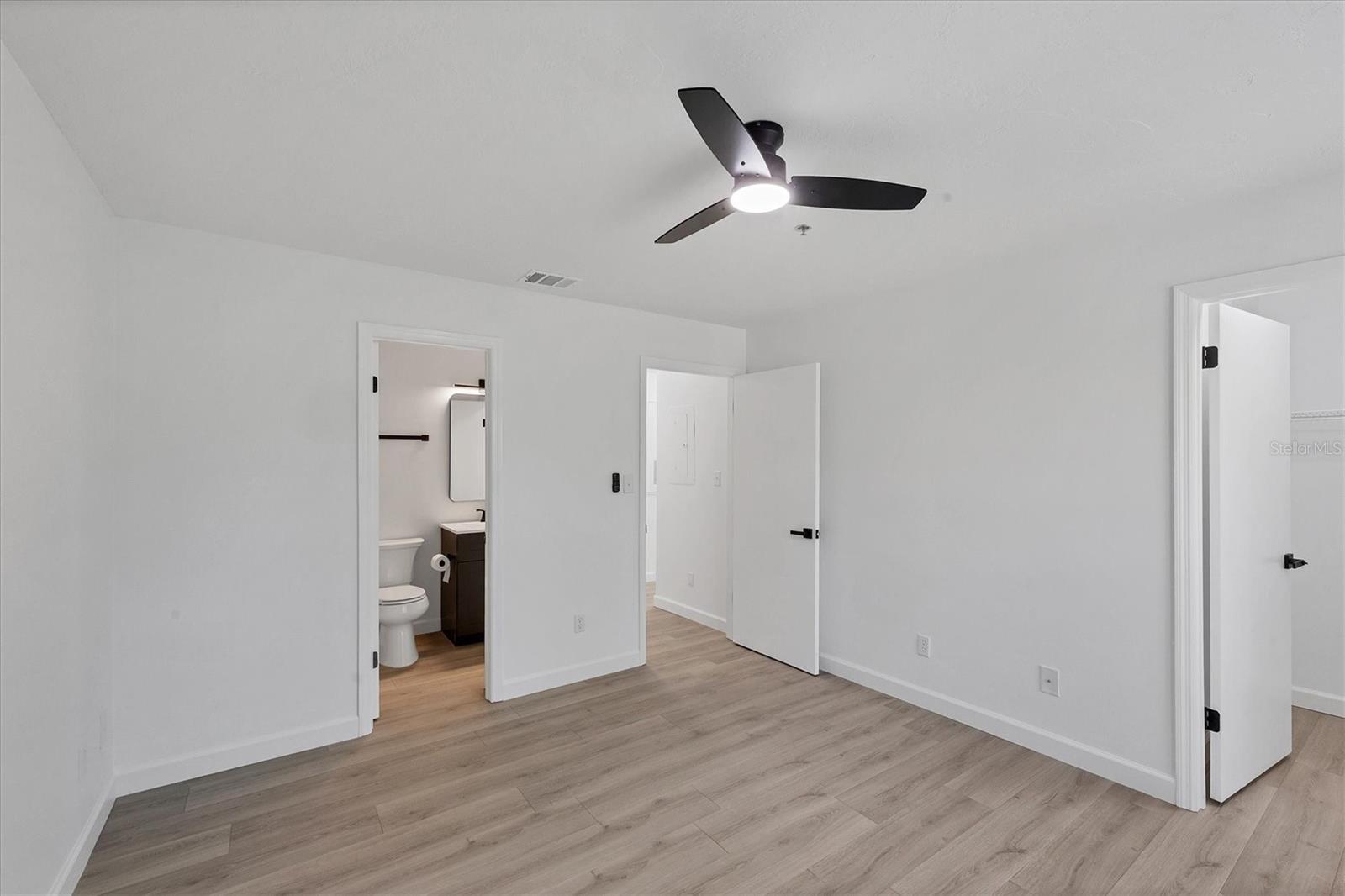 Image 27 of 50 For 4008 Crockers Lake Boulevard 11