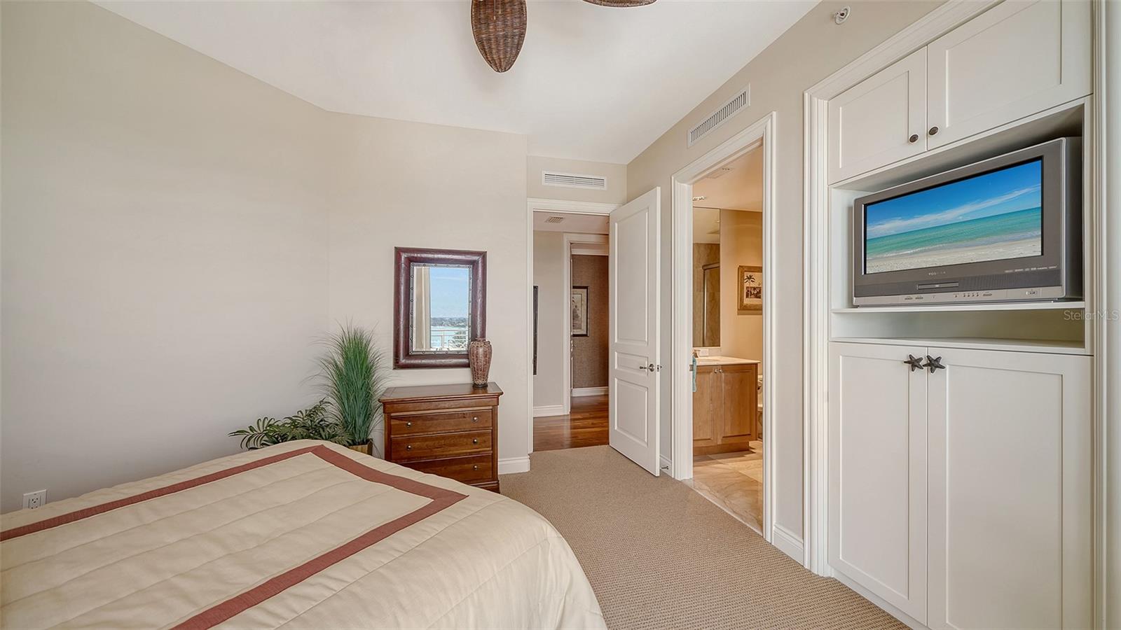 Image 47 of 76 For 2050 Benjamin Franklin Drive A1001