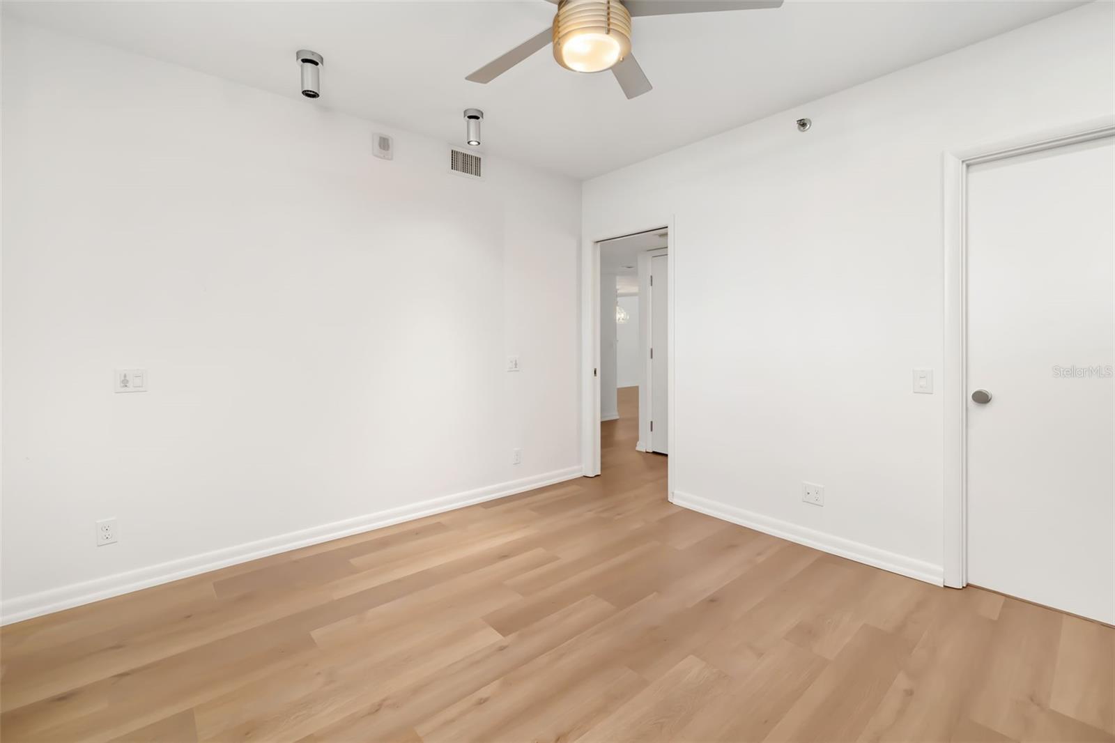 Image 13 of 78 For 1135 Gulf Of Mexico Drive 502