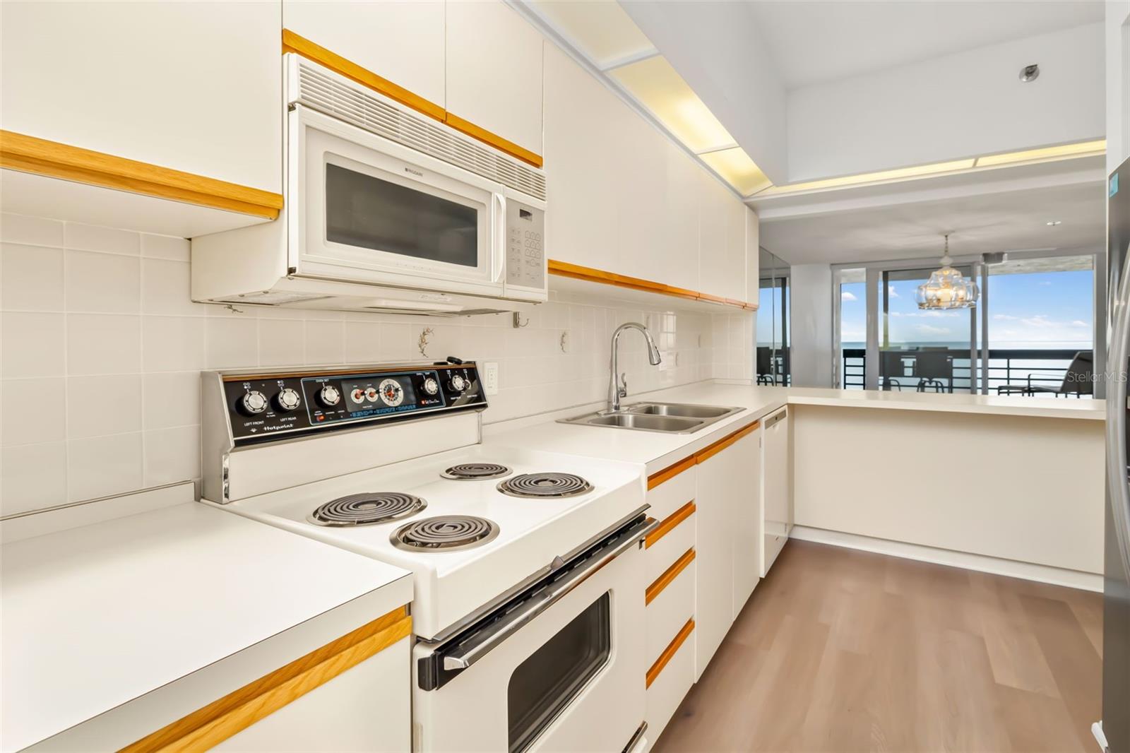 Image 21 of 78 For 1135 Gulf Of Mexico Drive 502