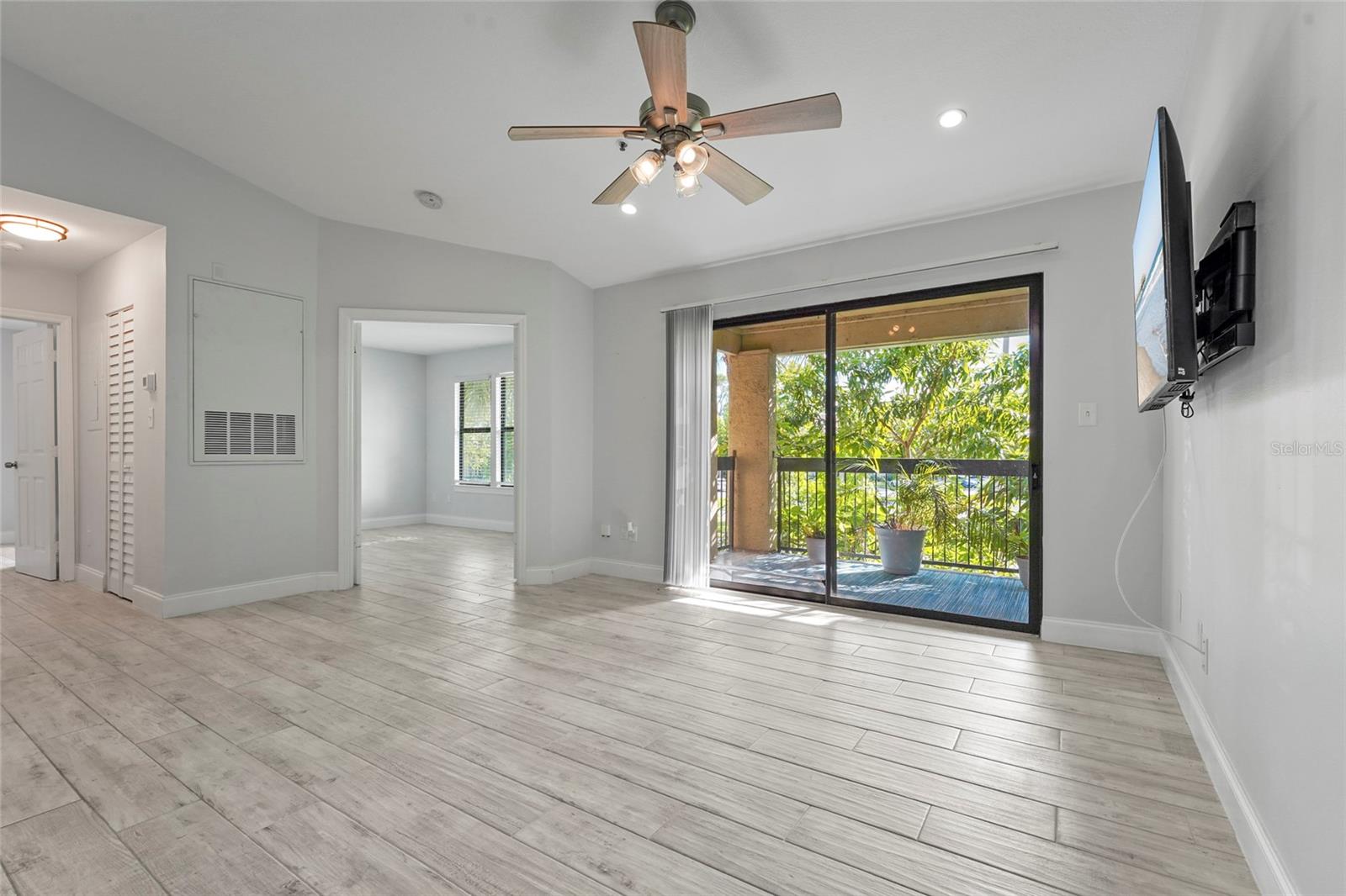 Image 17 of 83 For 4045 Crockers Lake Boulevard 23