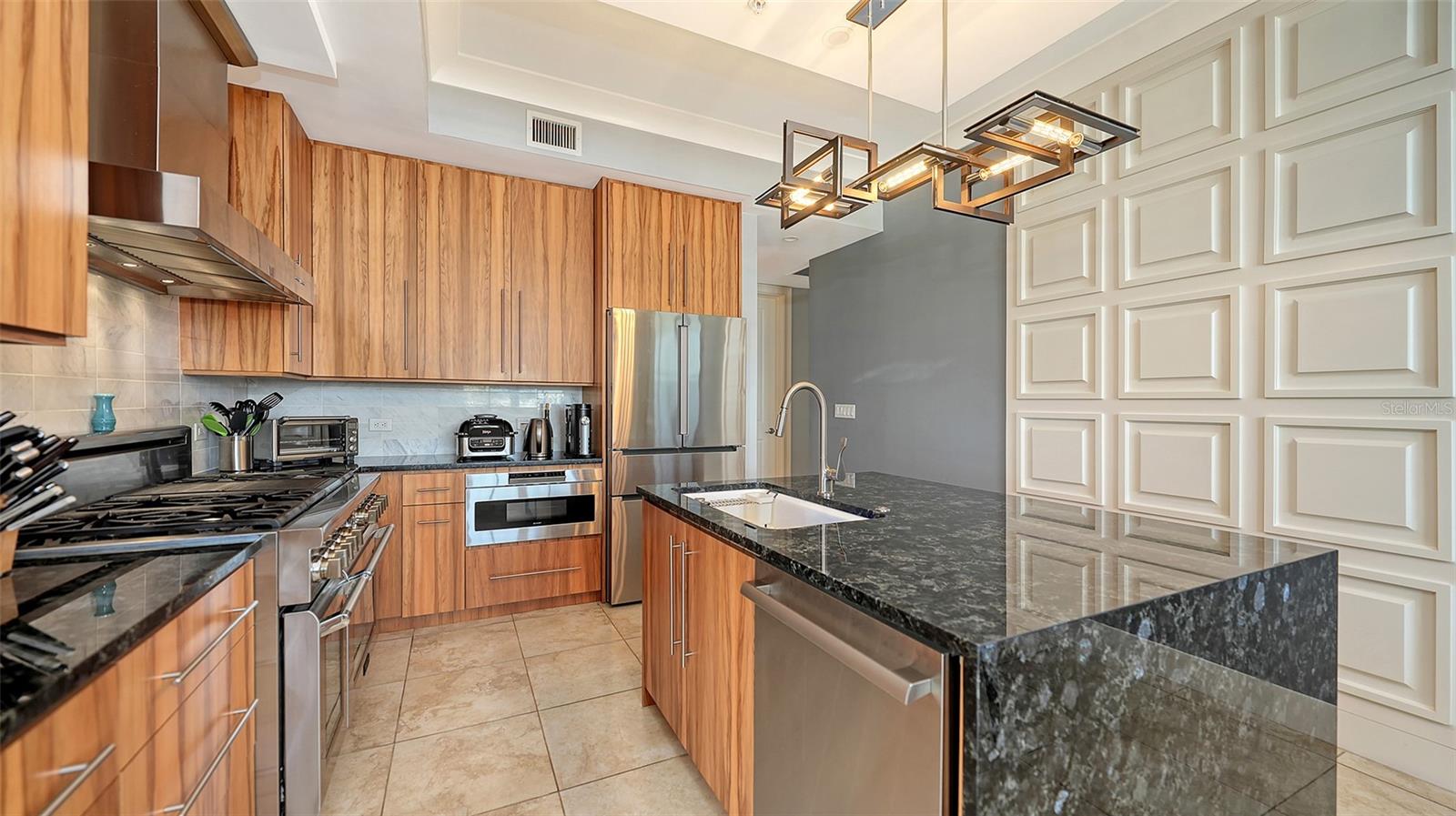 Image 13 of 48 For 1350 Main Street Ph1600