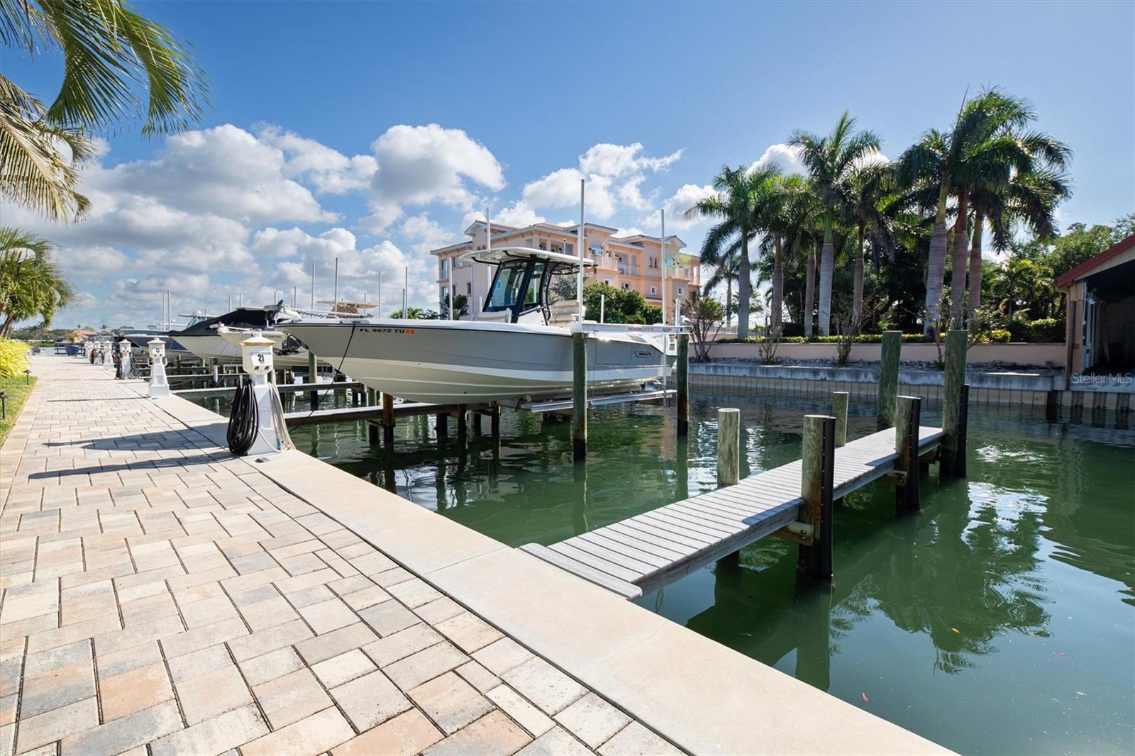 Image 17 of 88 For 5911 Midnight Pass Road 206