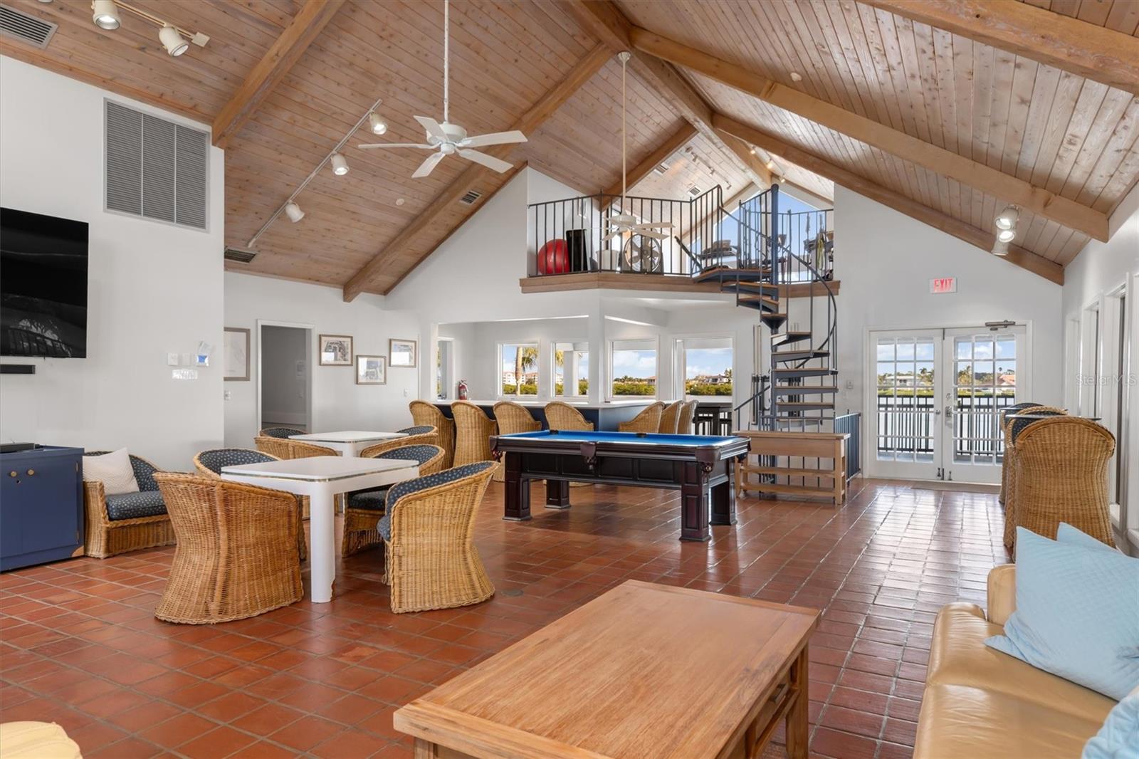 Image 61 of 88 For 5911 Midnight Pass Road 206