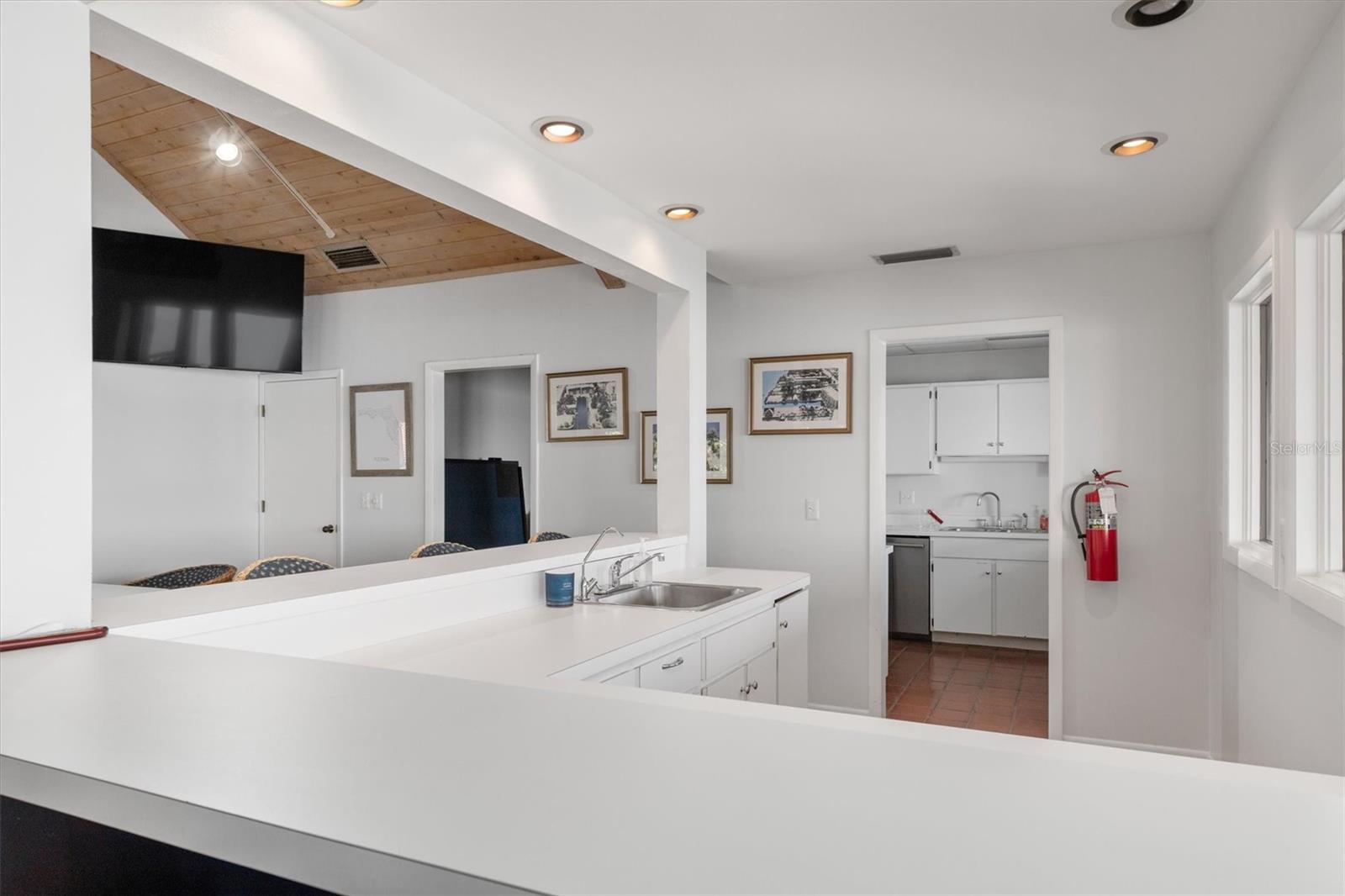 Image 64 of 88 For 5911 Midnight Pass Road 206