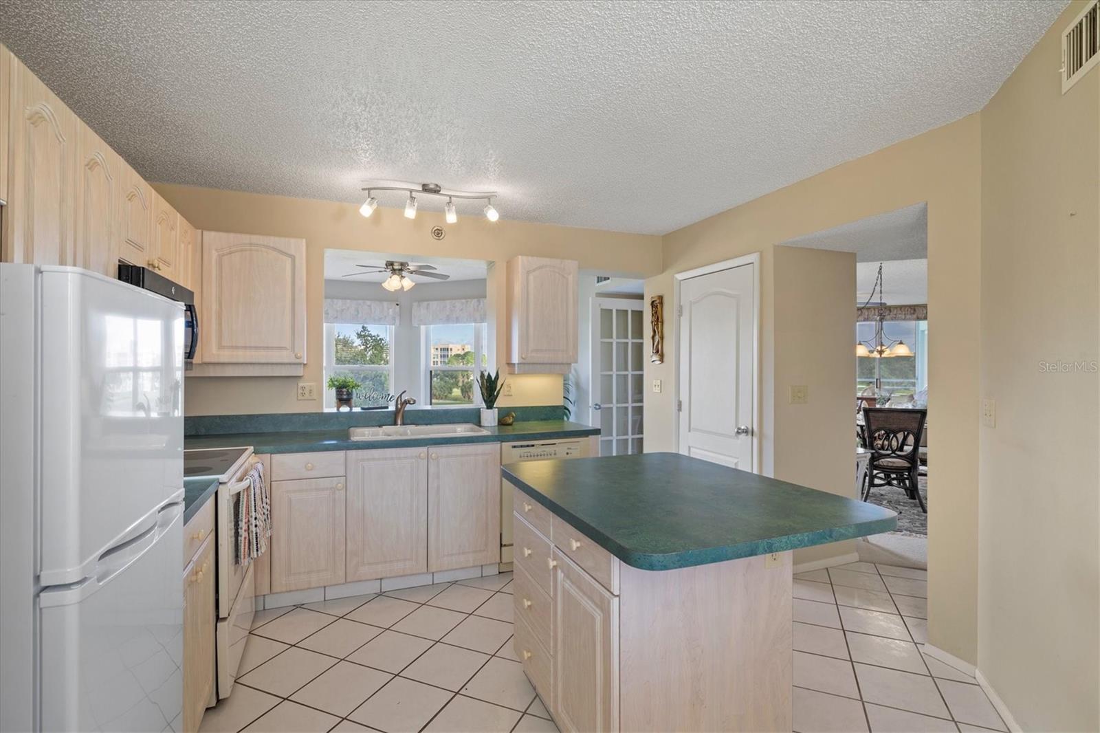 Image 15 of 97 For 4440 Fairways Boulevard 407