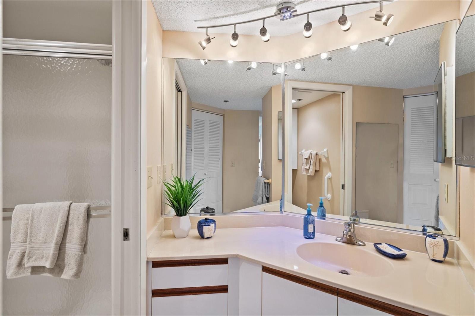 Image 32 of 97 For 4440 Fairways Boulevard 407