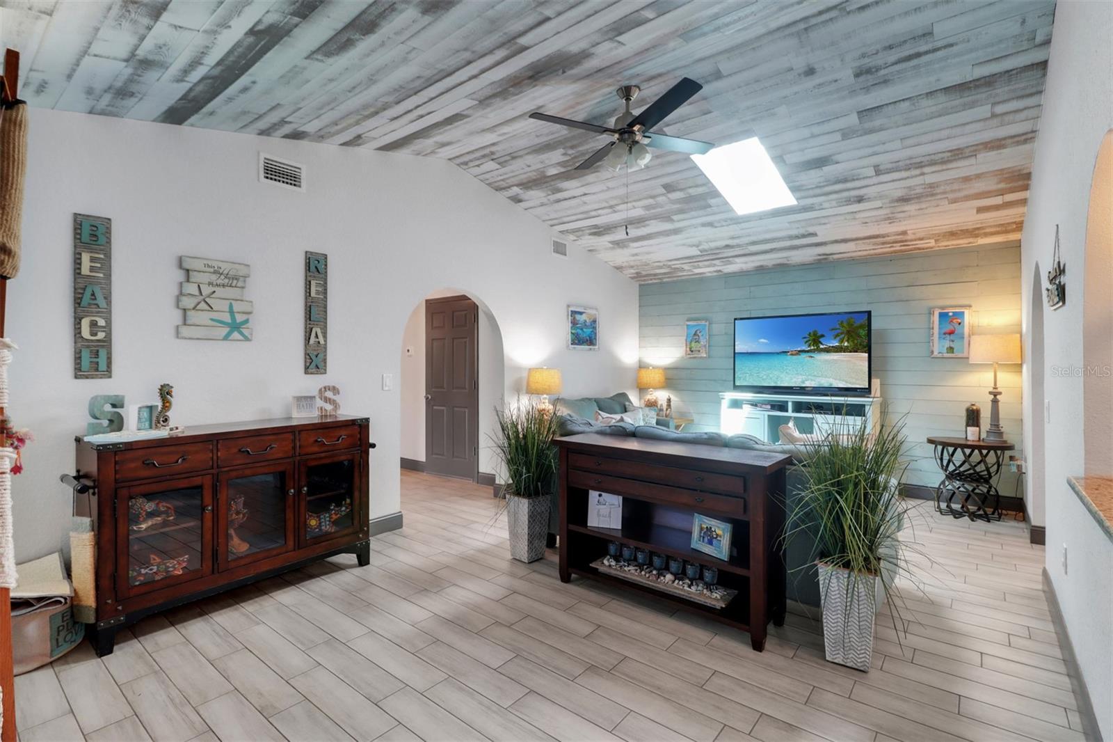 Image 14 of 36 For 23088 Allen Avenue