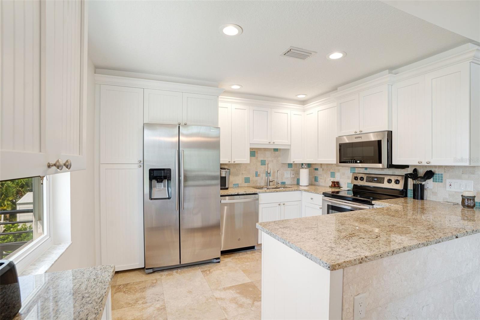 Image 10 of 60 For 38 Bay Street