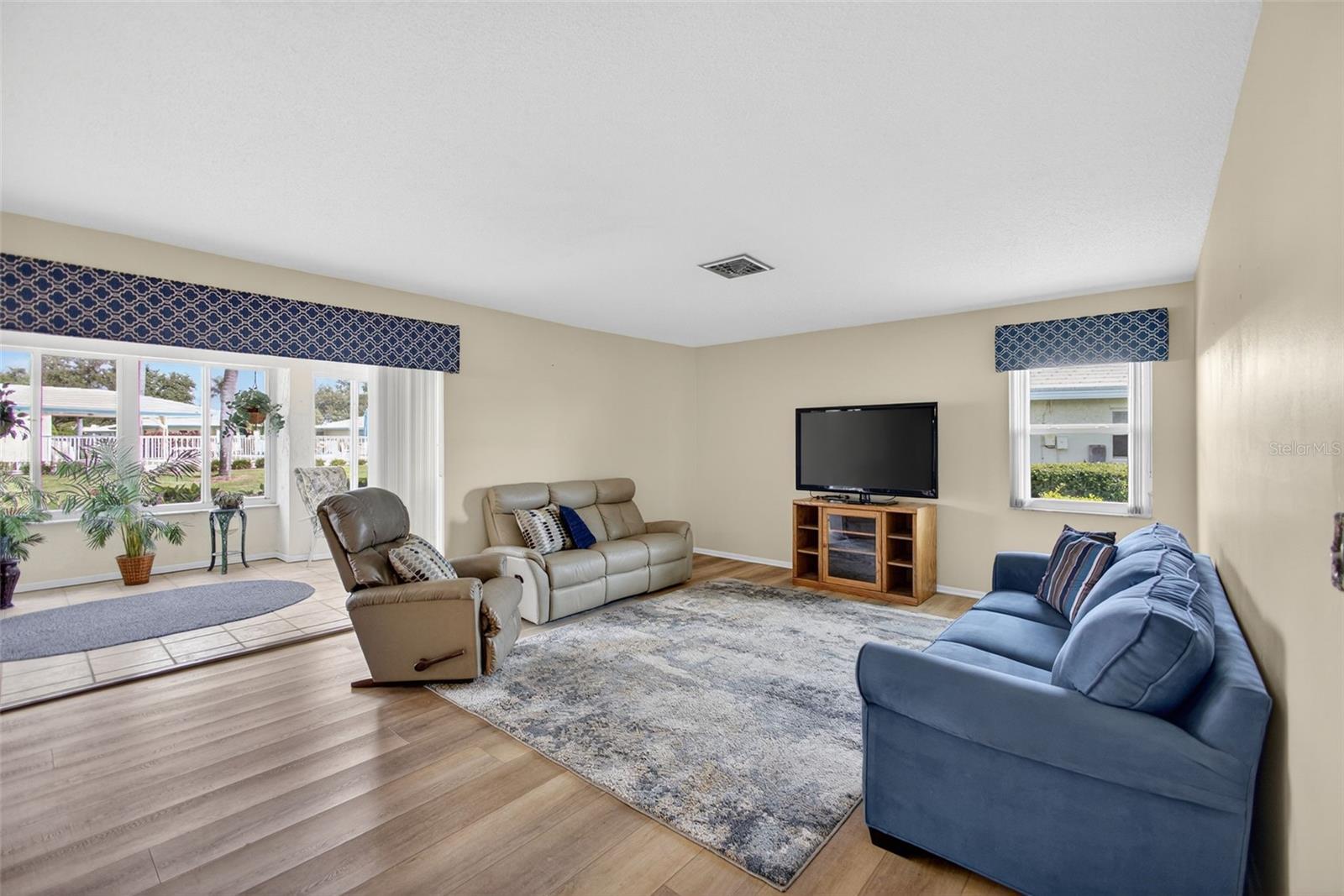 Image 4 of 45 For 6816 10th Avenue W