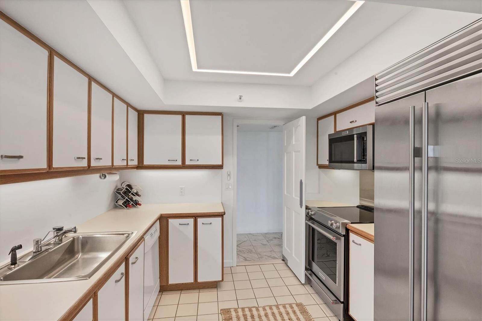 Image 10 of 72 For 775 Longboat Club Road 203