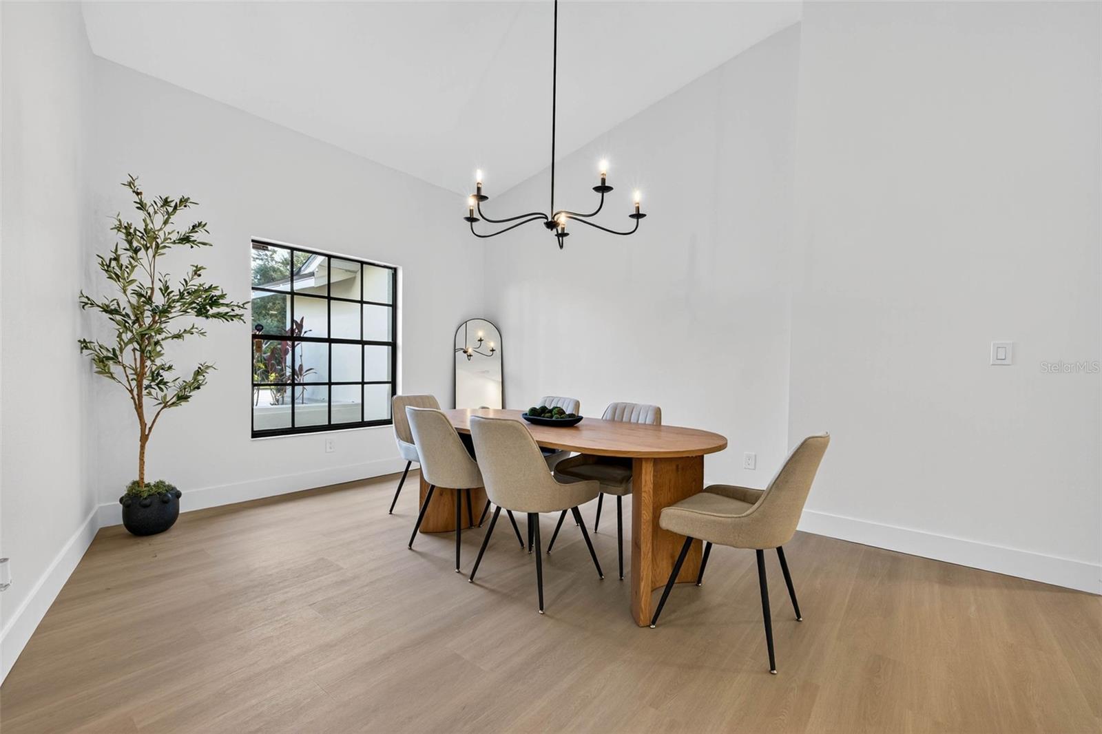 Image 12 of 47 For 2704 Montague Court E